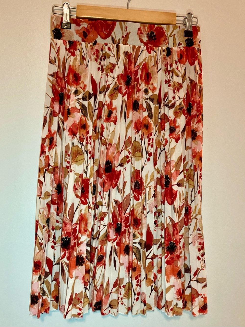Classic Concepts Small Floral Pleated Midi Skirt Red Floral Print